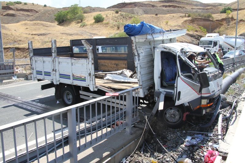 Elazığ’da kamyon bariyerlere çarptı: 1 ölü

