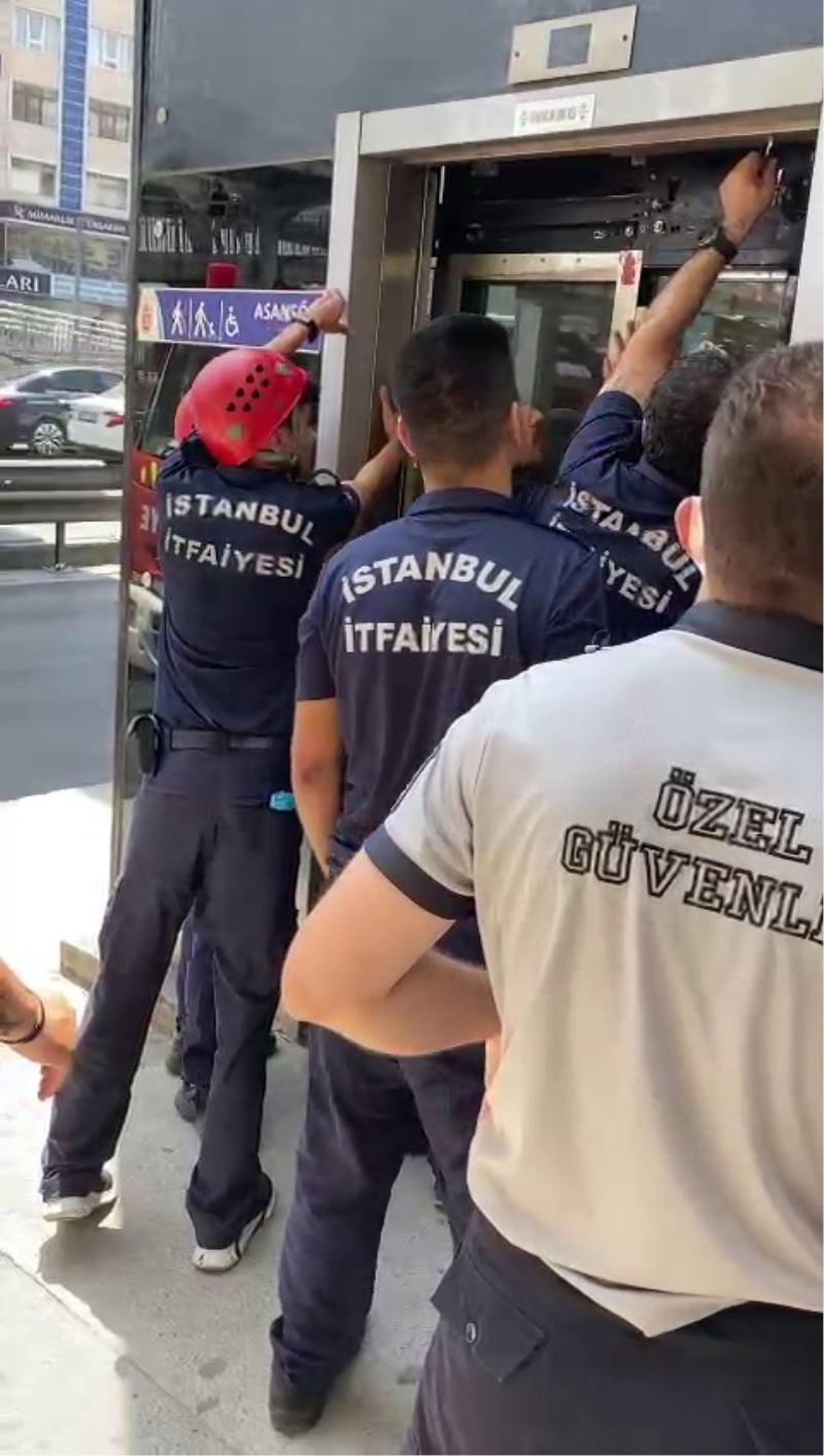  Avcılar’da sıcak havada metrobüs asansöründe mahsur kaldılar
