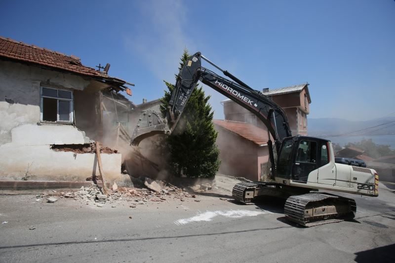 Kocaeli’de hasarlı binalar yıkılmaya devam ediyor
