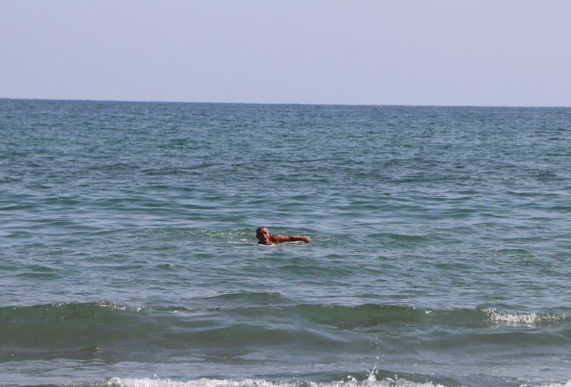 72’lik delikanlı Karadeniz’i kulaçlıyor
