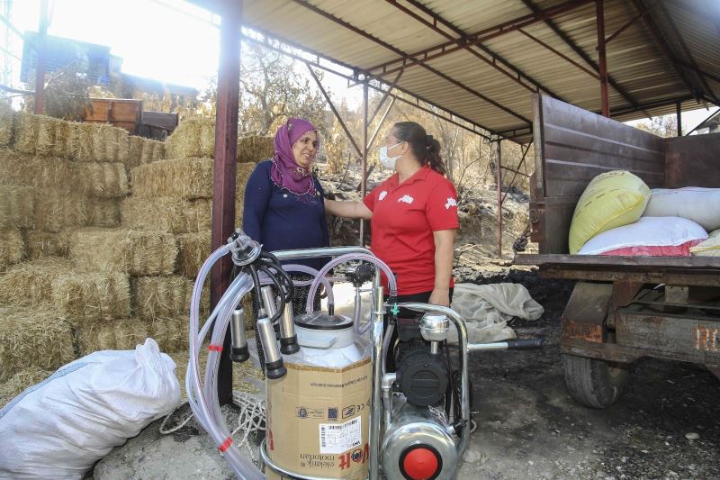 Ahırları yanan üreticilere süt sağma makinesi verildi
