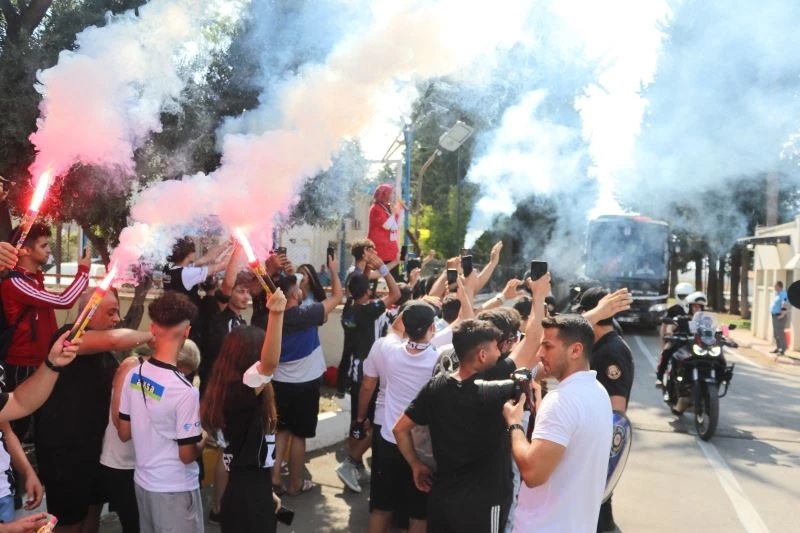 Beşiktaş’a Adana’da yoğun güvenlikli, coşkulu karşılama
