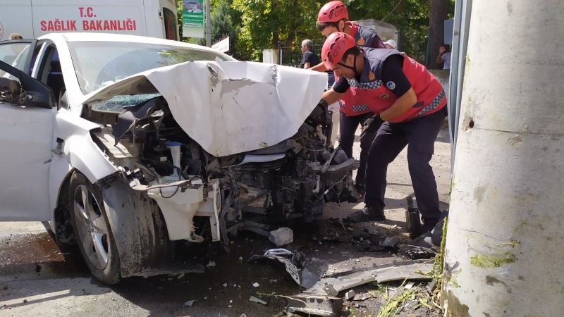 Direksiyon başında fenalaşınca 4 araç ve direğe çarparak durabildi
