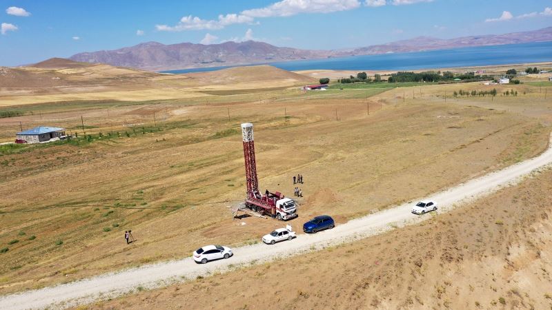 Van Büyükşehir Belediyesi kuraklık yaşanan mahallelere sondaj kuyuları açıyor
