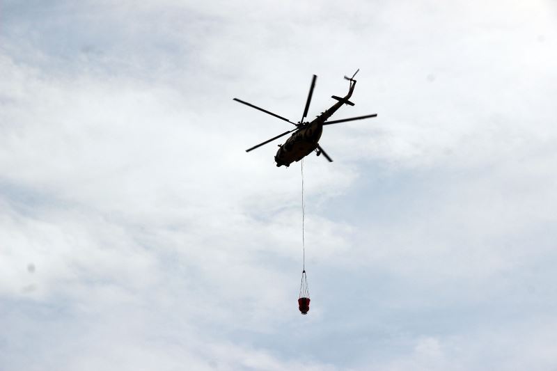 Skorsky helikopterlerin alevlere karşı mücadelesi göz doldurdu
