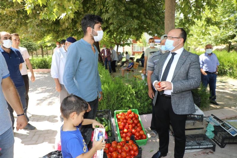 Vali Yırık’tan vatandaşlara anlamlı jest: Tezgahtaki ürünleri alıp halka  ikram etti
