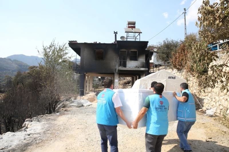 Türkiye Diyanet Vakfı, Manavgat’ta evleri yanan ailelere beyaz eşya yardımında bulundu
