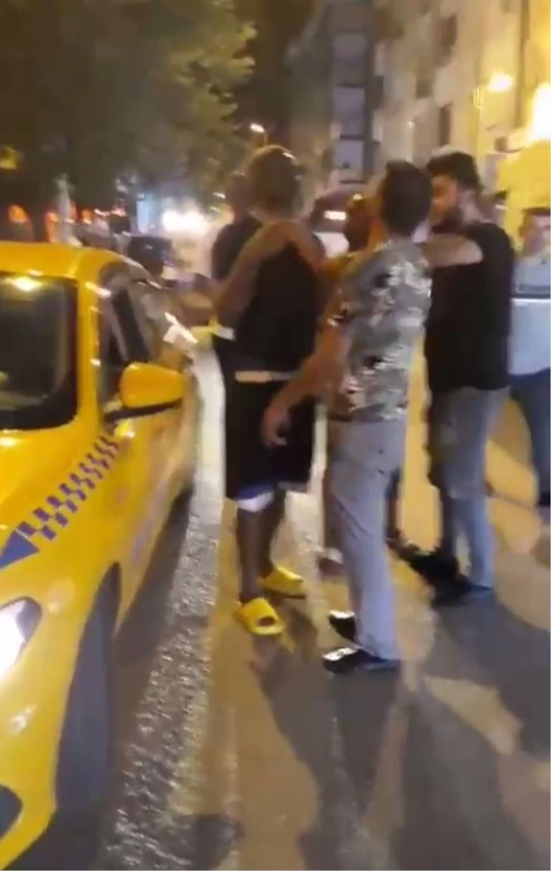  Dolandırıldığını düşünen Fransız turistin taksici ile tartışması kamerada
