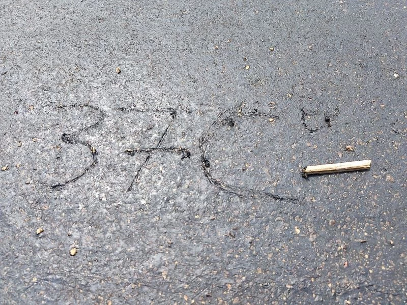 Kavurucu sıcak asfaltı eritti
