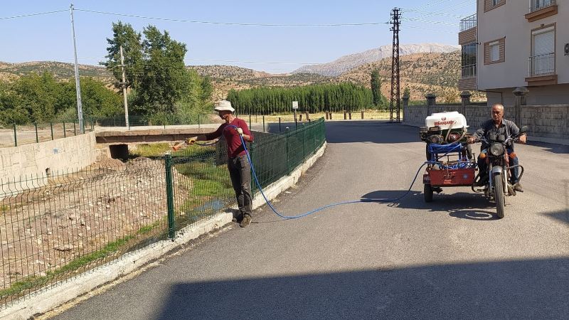 Gölbaş’nda yabani otları ilaçlıyor
