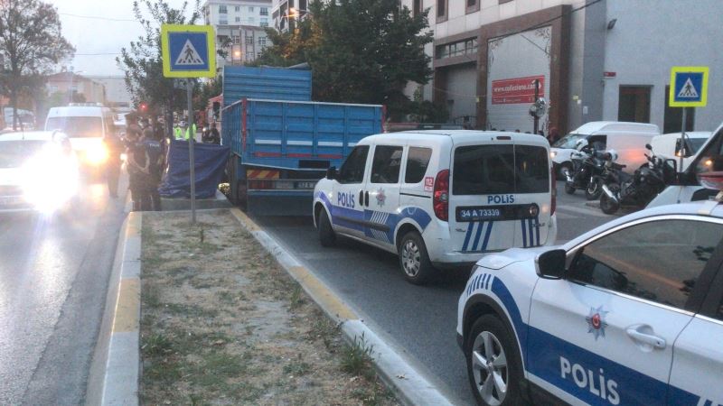 Bağcılar’da pazardan dönen yaşlı kadın kamyonun altında kaldı
