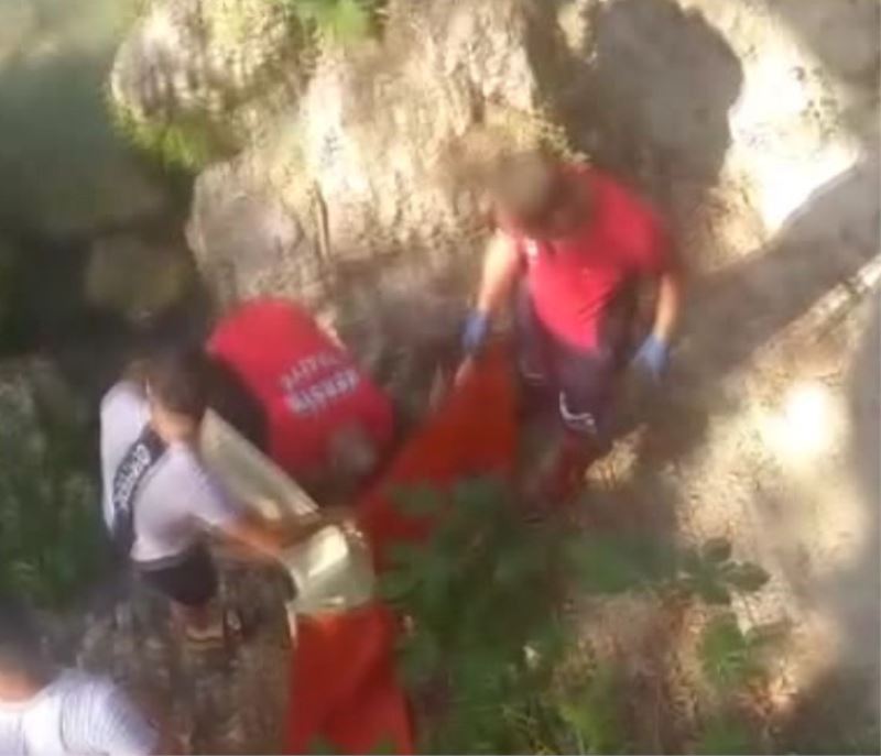 Kayalıktan düşen çocuk suda boğuldu
