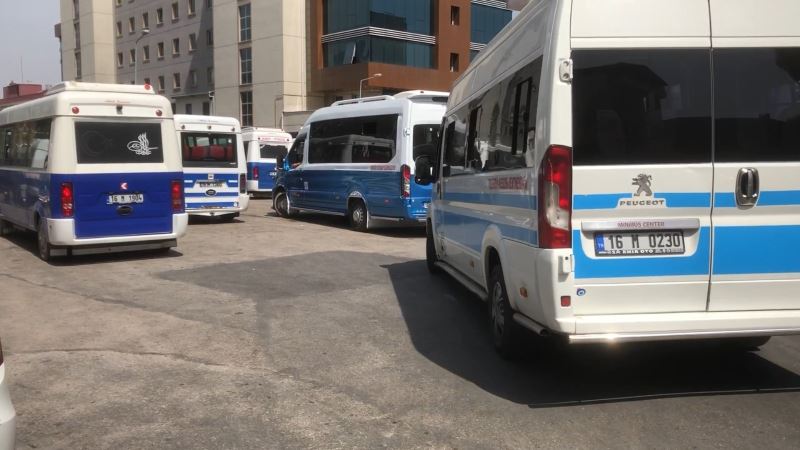 Bursa’da minibüsçülerin sopalarla yolcu kavgası
