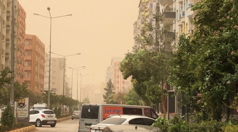 Mardin’de toz bulutu rüzgarla birlikte hayatı olumsuz etkiledi
