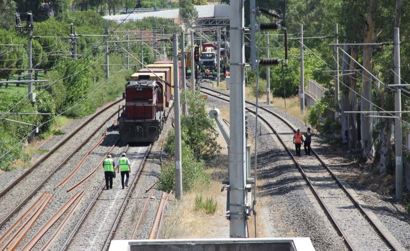 İzmir’de yük treni raydan çıktı, İZBAN seferleri aksadı
