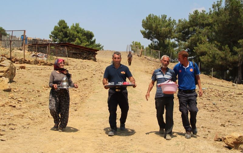 Bin 200 rakımlı yangın bölgesinde, Ayşegül teyzeden söndürme ekiplerine gönül sofrası
