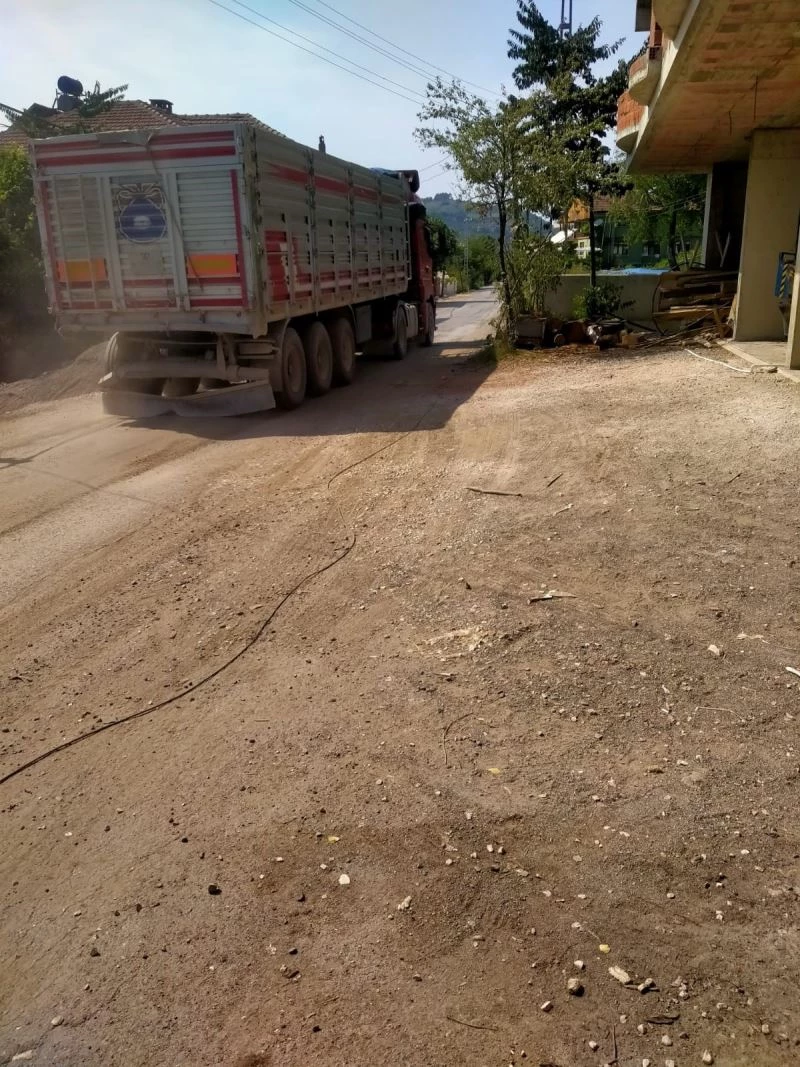 Tek şeritli yolda hız yapan hafriyat kamyonlarına tepki
