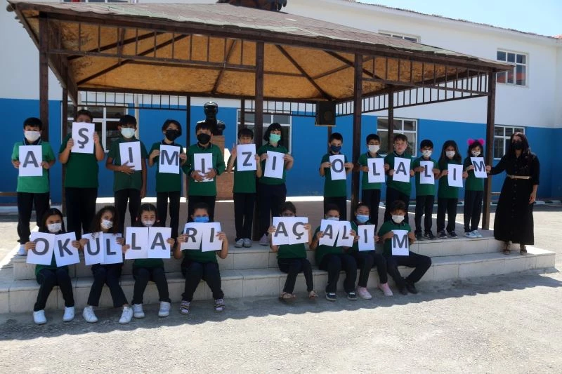 Minik öğrencilerden yüz yüze eğitim için klipli aşı çağrısı
