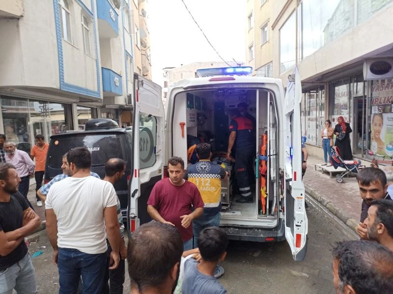 Balkonu temizlerken 5. kattan yan binanın üzerine düştü
