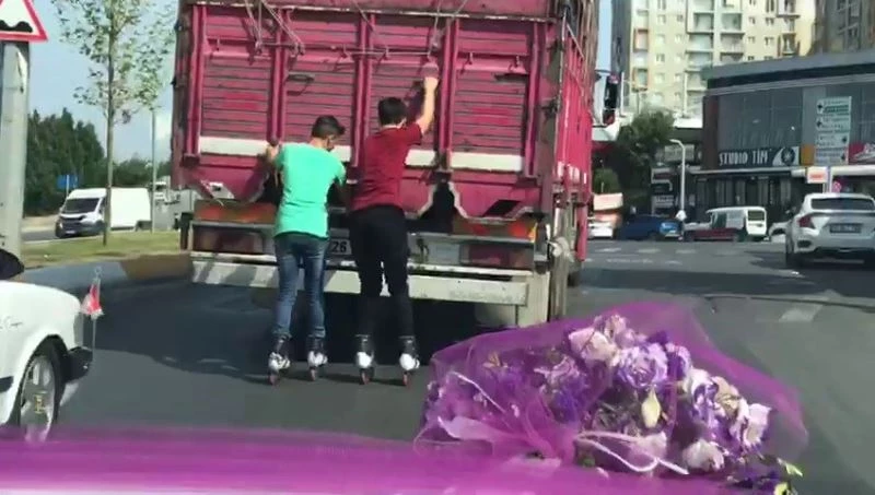 (Özel) Patenli gençlerin tehlikeli yolculuğunu gelin arabasındaki çift görüntüledi

