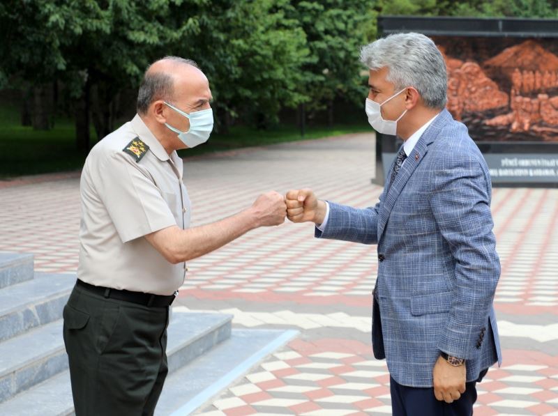 Korgeneral Öngay ve Tuğgeneral Şan, YAŞ kararıyla emekliye sevk edildi
