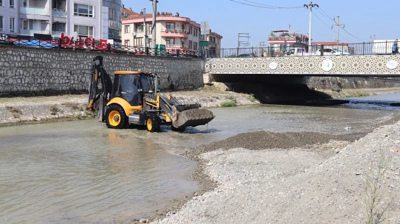 Asar Deresinde rutin temizlik çalışmaları sürüyor
