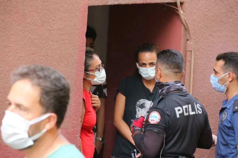 Anne ve kızın farklı odalarda cansız bedenleri bulundu
