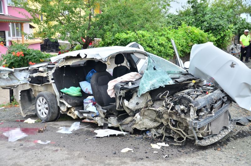 Direğe çarpan otomobil parçalandı: 1 ölü, 2 yaralı
