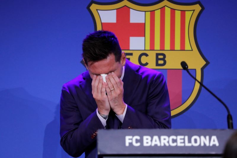 Lionel Messi, Barcelona’ya göz yaşlarıyla veda etti
