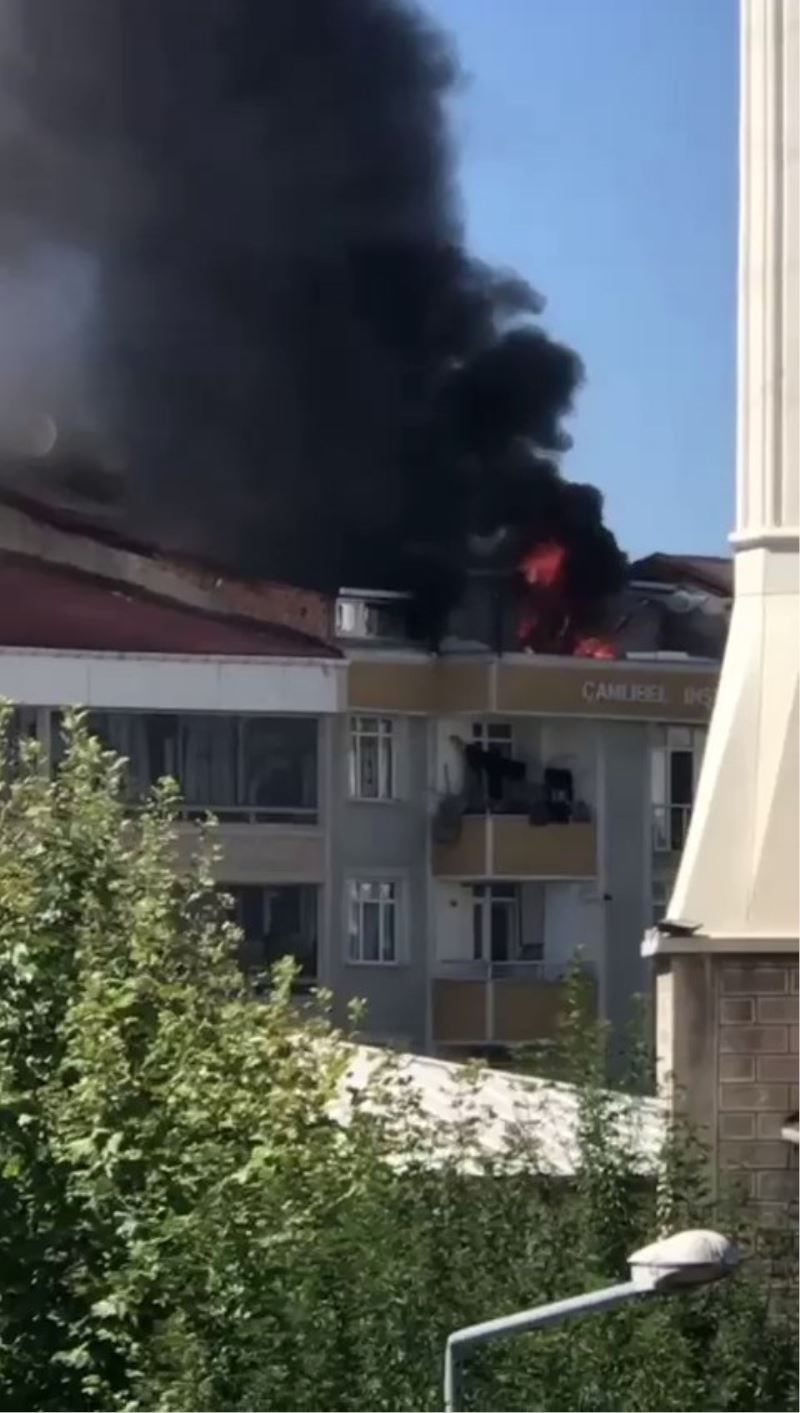 Esenyurt Namık Kemal Caddesi’nde bir apartmanın çatı katında yangın çıktı. Çatı katı kısa sürede alevlere teslim olurken olay yerine çok sayıda itfaiye ekibi sevk edildi.
