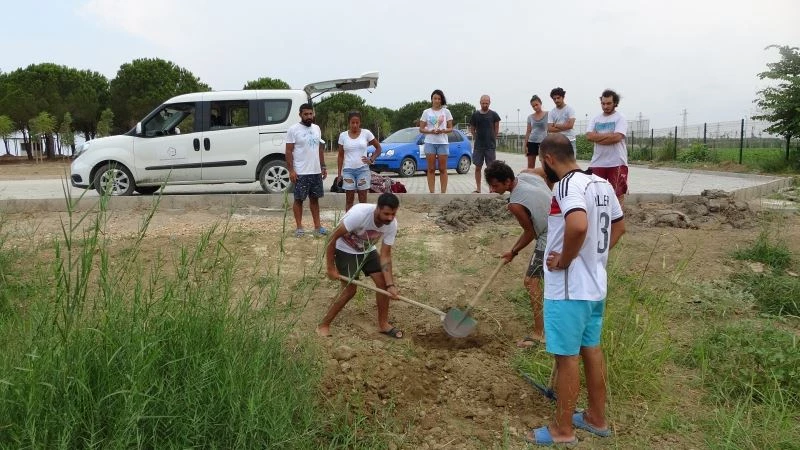 Telef olan 90 kiloluk dev kaplumbağa biyoçeşitlilik müzelerine bağışlanmak için gömüldü
