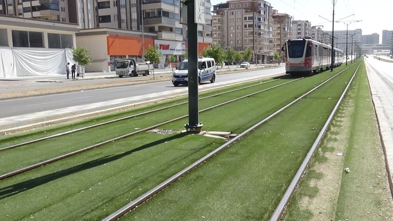 Tramvayın çarptığı genç kız, 12 günlük yaşam savaşını kaybetti
