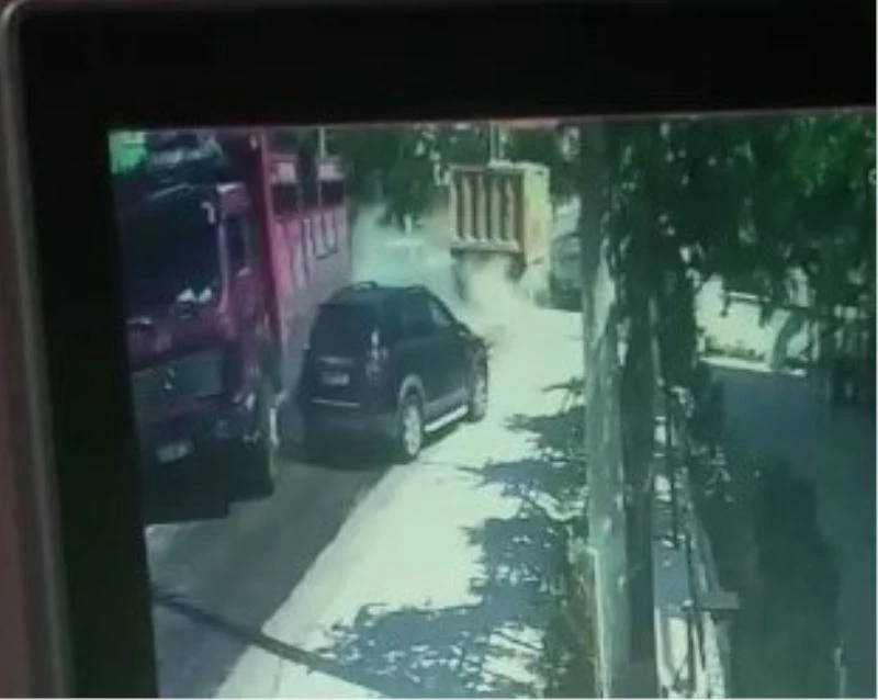 Hatalı sollama yapan tır duvarı yıkıp evin bahçesine girdi
