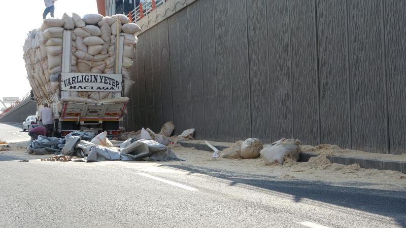 Saman yüklü kamyon alt geçide takıldı: Yola savrulan balyalar trafiği kilitledi
