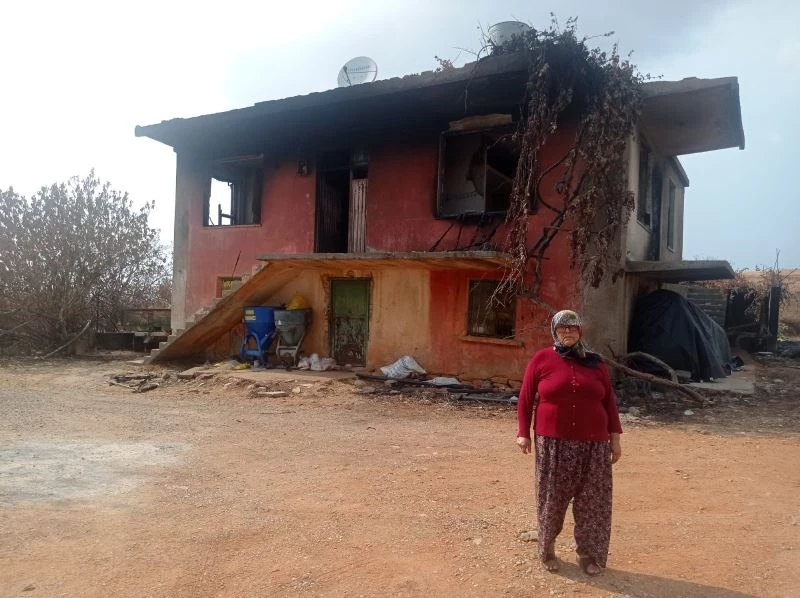 Yangında evi küle dönen Döndü teyze bir terliği ve kıyafetiyle kaçabildi
