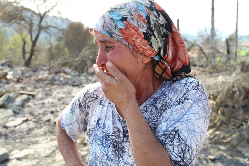 Yangınla boğuşan kardeşine yardıma gitti, döndüğünde evi ve koyunlarını yanmış halde buldu
