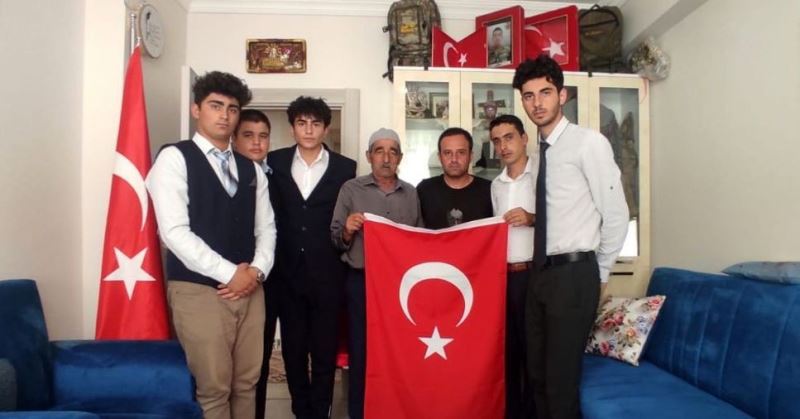 Ülkü Ocaklarından şehit ailelerine Türk bayrağı hediyesi
