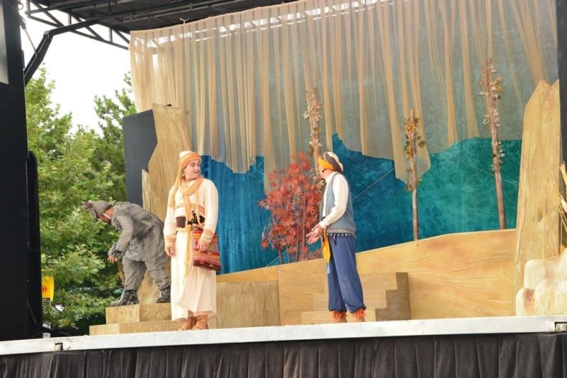 ’Yunus’la yürürken’ isimli tiyatro oyunu Gediz’de vatandaşla buluştu
