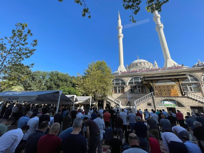 Sultanbeyli PTT Müdürü’nün kazada hayatını kaybeden ailesi son yolculuğuna uğurlandı
