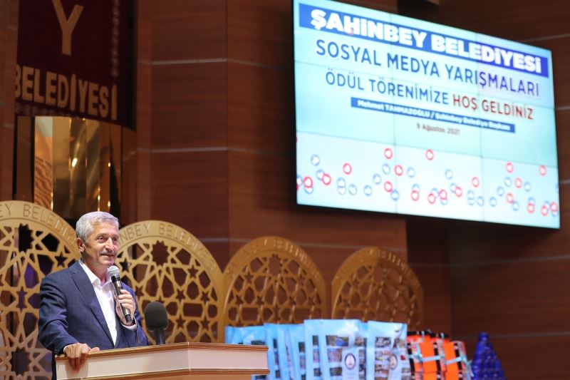 Sorulara doğru cevap verenlere ödülleri dağıtıldı
