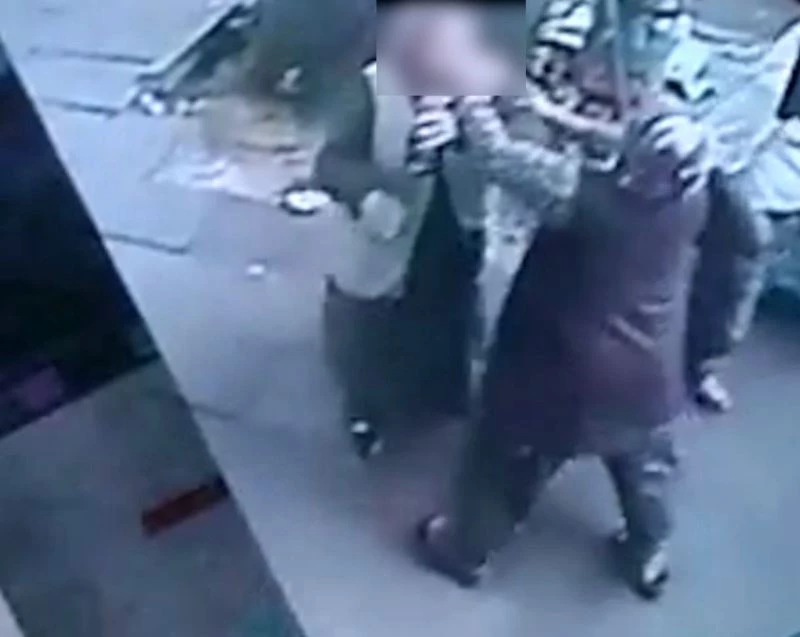 Saç saça, baş başa kavga ettiler
