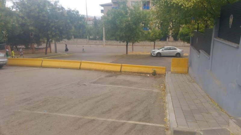 Siirt’in belirli noktalarına yerleştirilen beton bariyerler ve dubalar kaldırıldı
