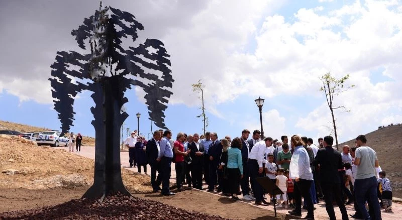 Lazerle kesilmiş çelikten yapıldı, Uzaktan bakıldığında gerçek bir ağacı andırıyor
