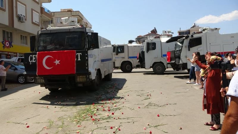 Manavgat yangınında görev yapan TOMA’lar çiçekler ve alkışlarla uğurlandı
