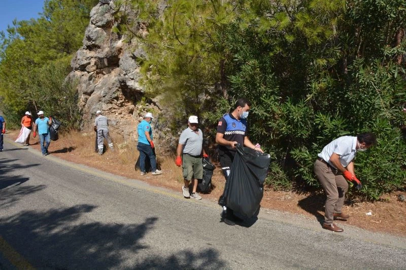 Yangın riskini azaltmak amacıyla çevre temizliği yaptılar
