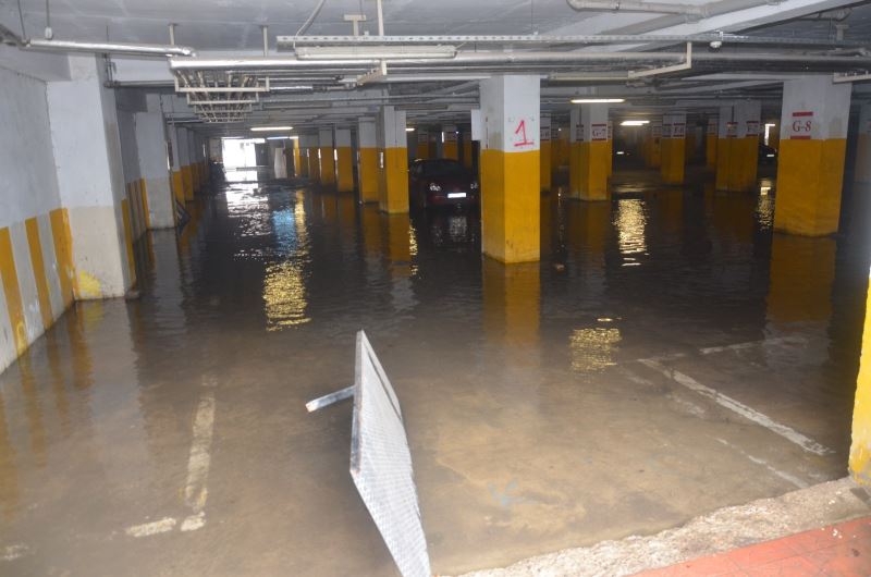 Şiddetli yağmur pazar yerinde su baskınına neden oldu
