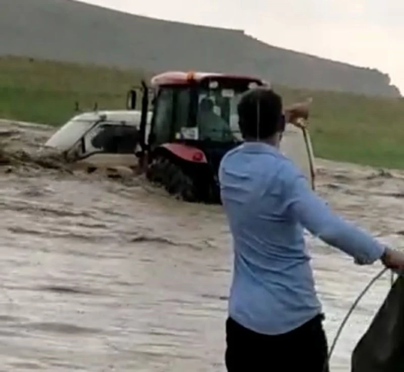 Selde mahsur kalan akrabasını traktörle kurtardı
