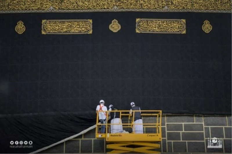 Kabe’nin hac sırasında 3 metre yukarıya kaldırılan örtüsü aşağı indirildi

