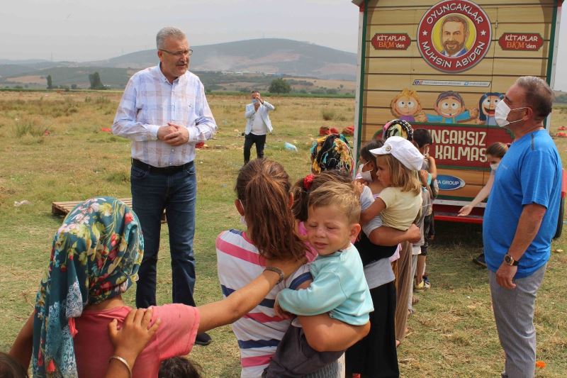 ’Oyuncakçı abi’ mevsimlik tarım işçilerinin çocuklarının da yüzünü güldürdü
