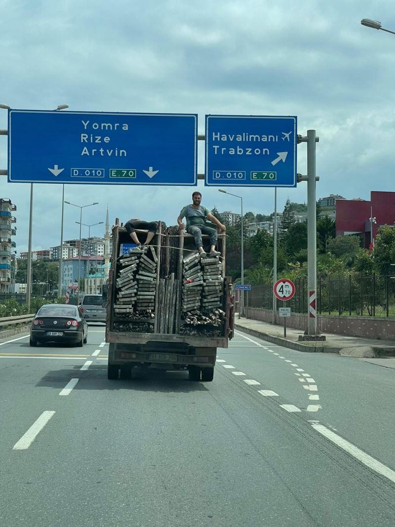 Kamyon kasasındaki inşaat iskeleleri üzerinde tehlikeli yolculuk
